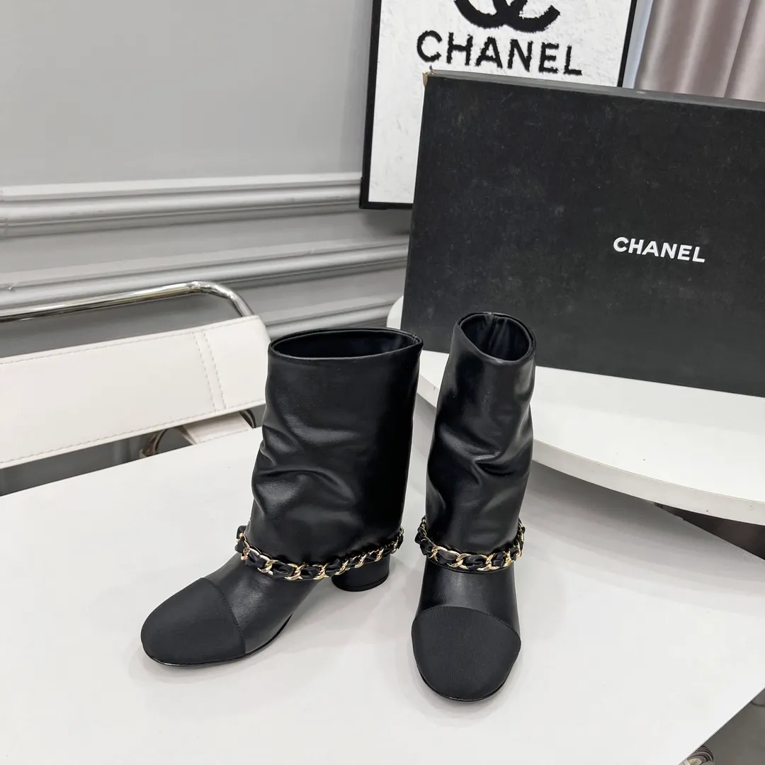 👟👟Ex-factory price 980👟👟 High version of Chanel CHANEL, 🌞🌞🌞Xiaoxiang’s latest boots for autumn and winter 2025, a must-have item for this autumn and winter! ! Ms. Chanel loves simple yet irresistible combinations to show her unique style. Mix and match freely to shine⚡Follow Grandma’s fashion steps! ! ! The top-notch craftsmanship and texture are perfectly presented. No matter any details, you can compare them with the counters. The best quality products can be entered and exited from the counters at will! ! ❶Material: imported cowhide ❷Inner lining: cowhide lining ❸Feet: cowhide lining ❹Outsole: original Italian leather outsole ❺Heel height: 5.5cm ❻Boot shaft height: 8 inches ❼Number: 35-40 (40 and 41 are customized and cannot be returned)